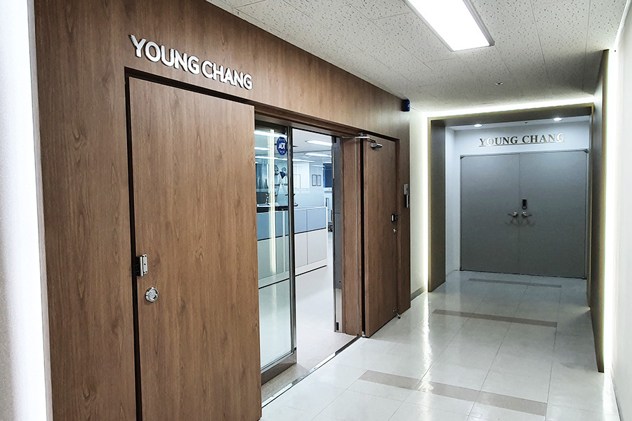 블랙 프레임 메인 출입구 및 복도 전경