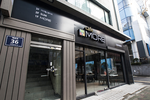 외부 파사드 및 입구